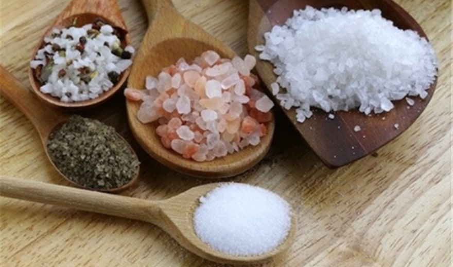 تبلیغ نمک های رنگی با ادعای درمانی غیر علمی